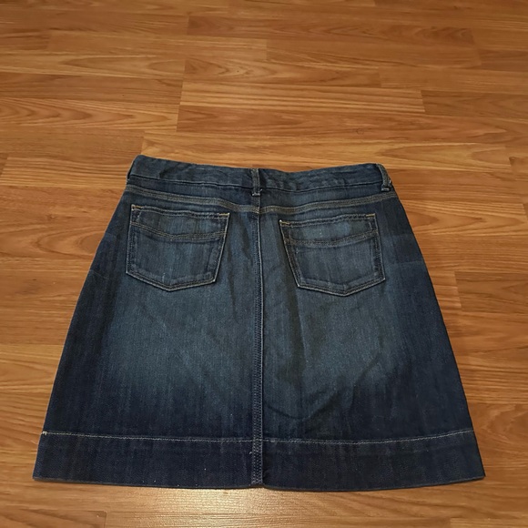 Like New! Gap denim skirt. Size 6 - Picture 6 of 9